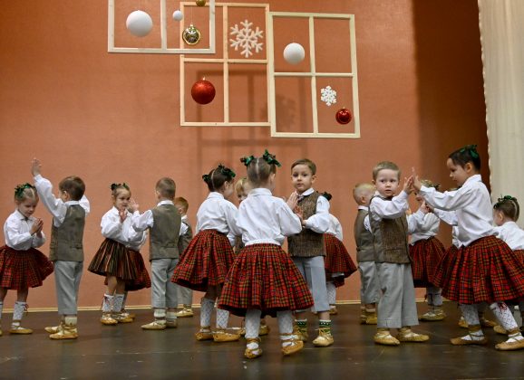 Aizvadīta sirsnīga Ziemassvētku eglīte