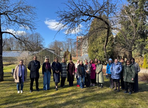 Pedagogi iepazīst pilsētvidi no jauna – caur ķērpju prizmu