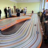 Nav skaļu motoru. Nav benzīna smaržas. Bet spriedze — kā lielajās sacīkstēs….