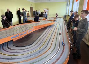 Nav skaļu motoru. Nav benzīna smaržas. Bet spriedze — kā lielajās sacīkstēs….