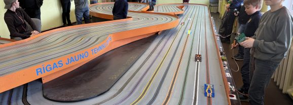 Nav skaļu motoru. Nav benzīna smaržas. Bet spriedze — kā lielajās sacīkstēs….