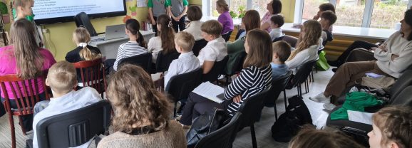 Bērni un jaunieši pēta ķērpjus un atklāj pilsētvides dabas daudzveidību